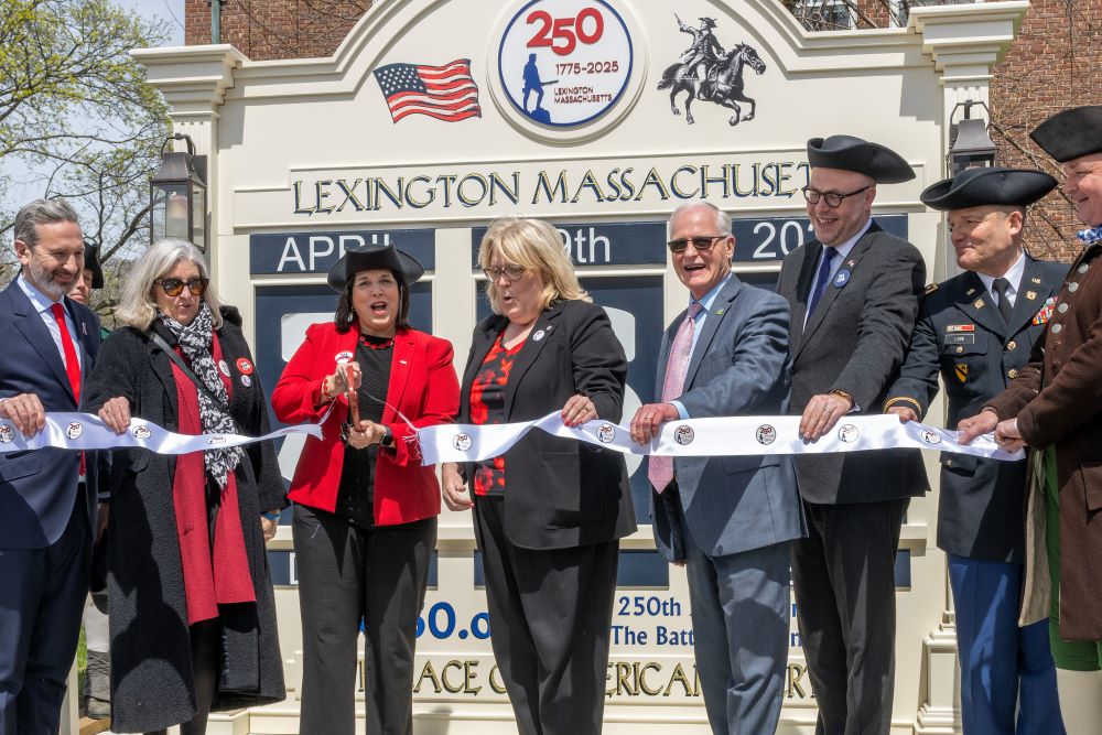 Sen. Barrett joins Lt. Gov Driscoll and local leaders to unveil the countdown calendar
