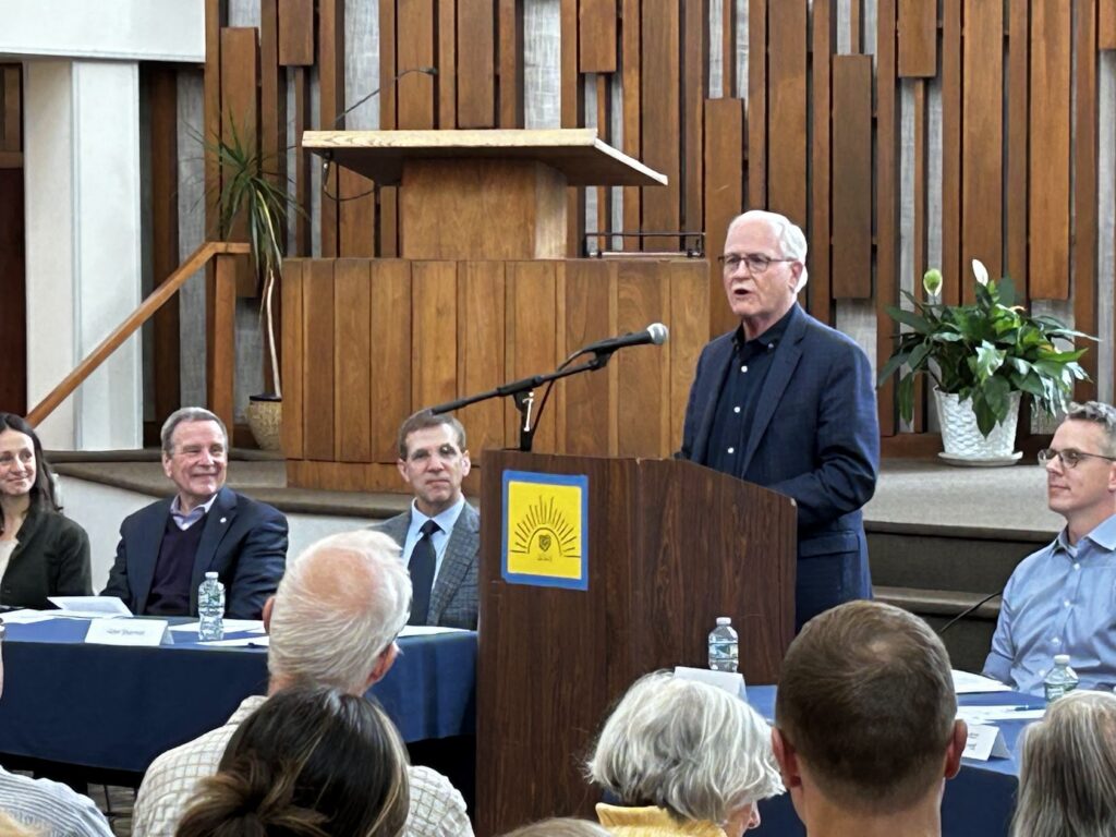 Senator Barrett speaks at Temple Emunah.